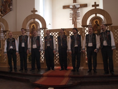 Хор «Камертон» ОУП Мазурського відділу та октет «Орфей» зі Львова у Венгожевській святині (8)